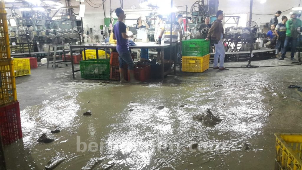 Tembok Roboh Timpa Pegawai Pabrik di Sukomanunggal