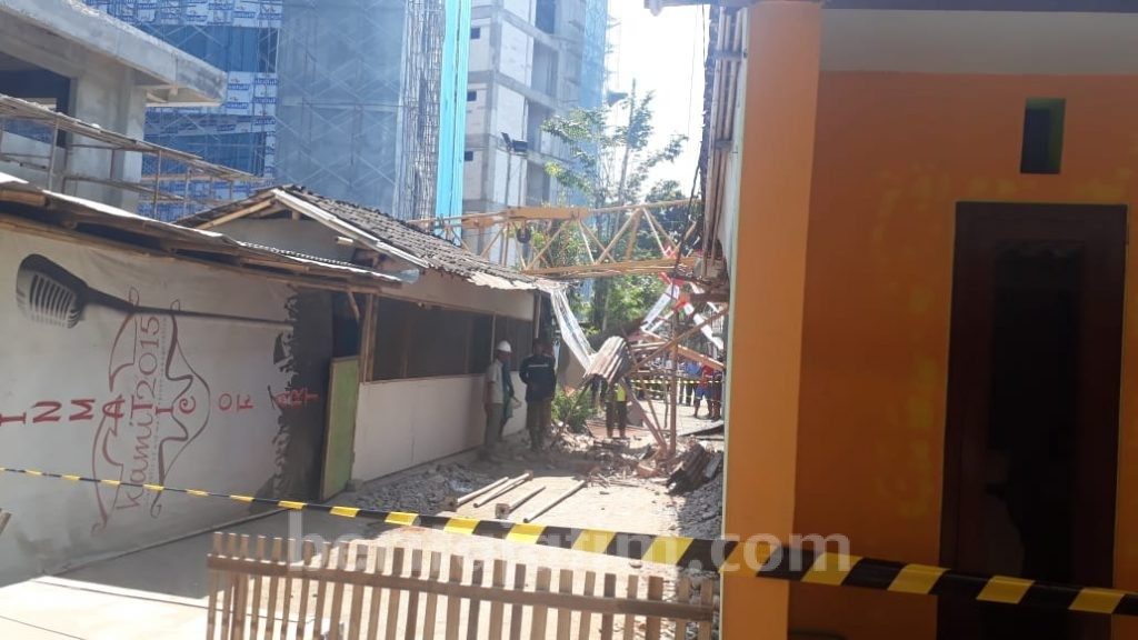 Crane Proyek Gedung Baru Unej Ambruk Timpa Rumah Warga