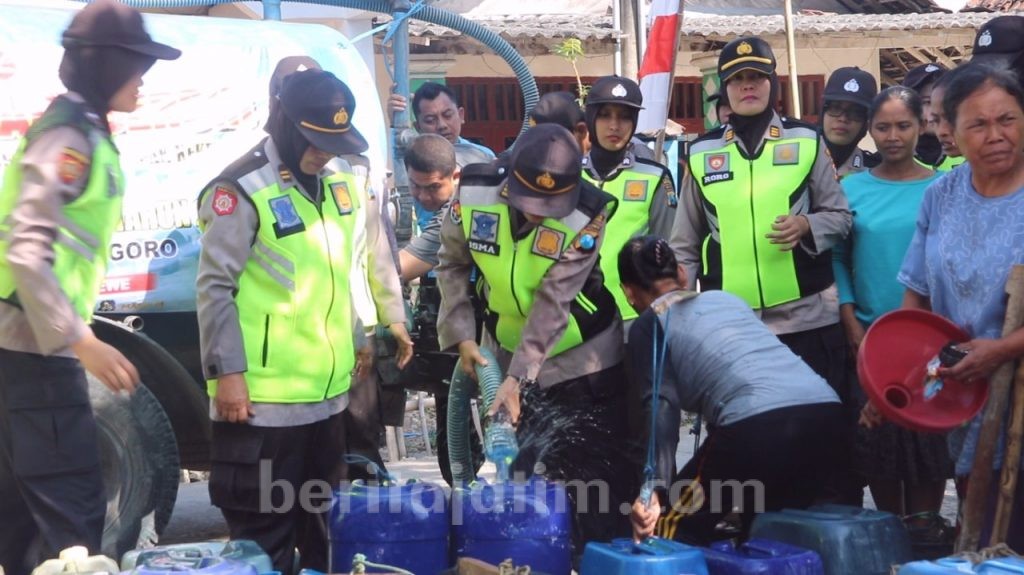 Polwan Polres Bojonegoro Bagikan Air Bersih