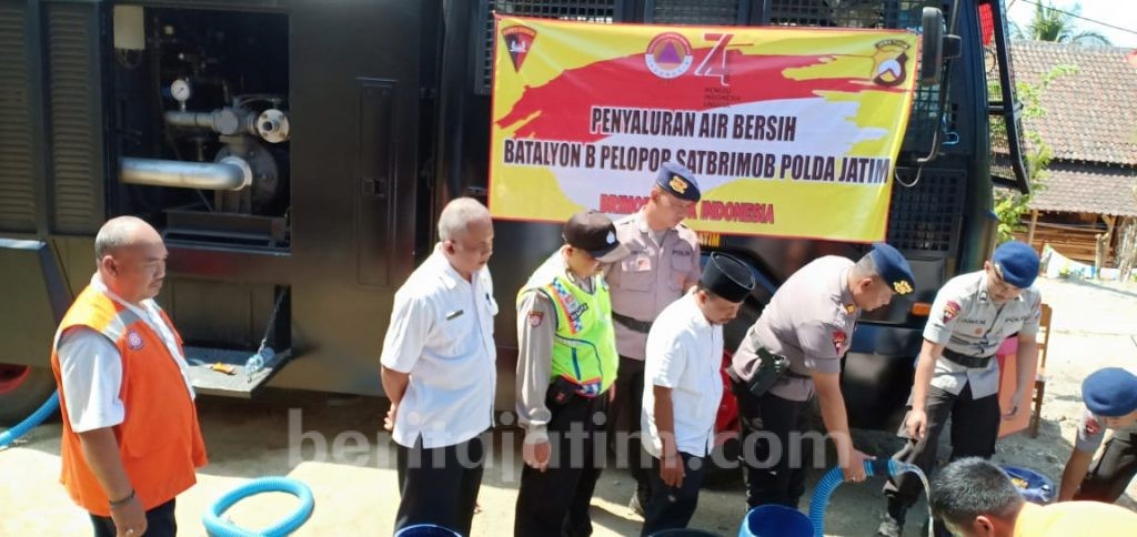 Brimob dan Polres Malang Distribusikan Ribuan Liter Air Bersih