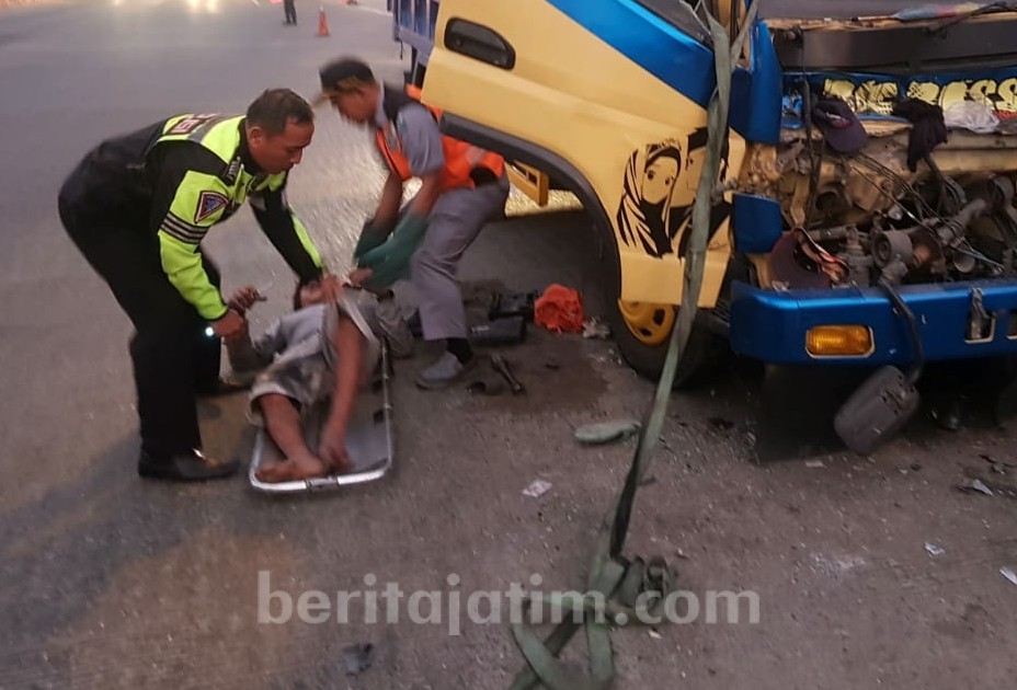 Sopir dan Kernet Terjepit Usai Truk Tabrak Kendaraan Lain di Tol Kebomas Gresik