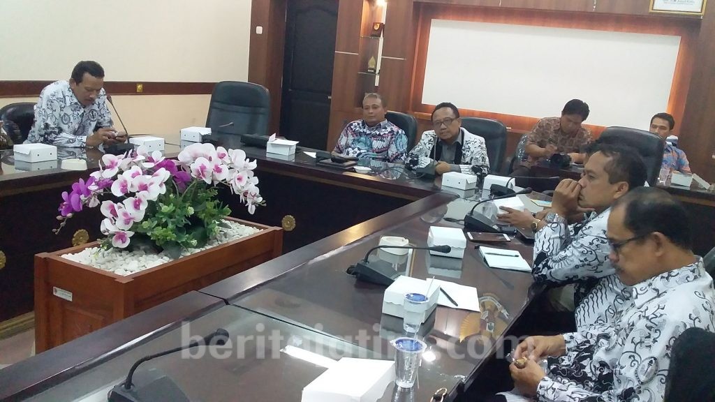 Guru: Kalau Tak Dilindungi Pemerintah, Mau Berjualan Kerupuk