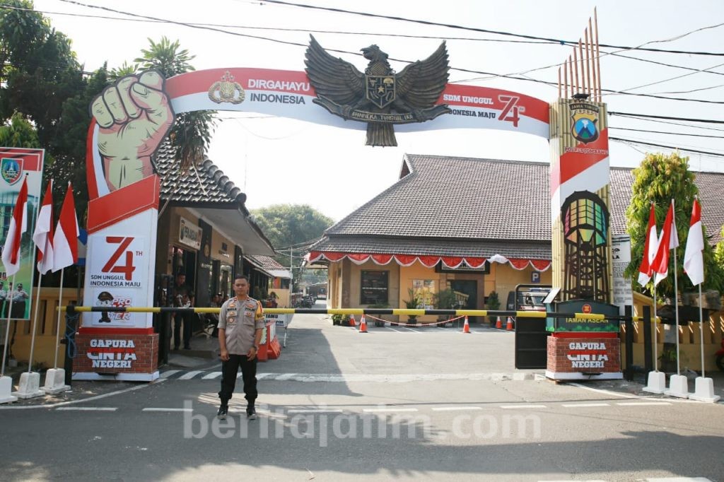 Polres Jombang Bersolek, Pintu Masuk Dihiasi Gapura Cinta Negeri