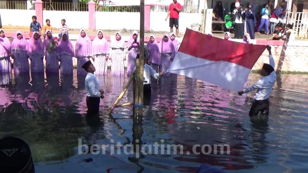 Warga Sumenep Gelar Upacara Bendera di Kali Marengan