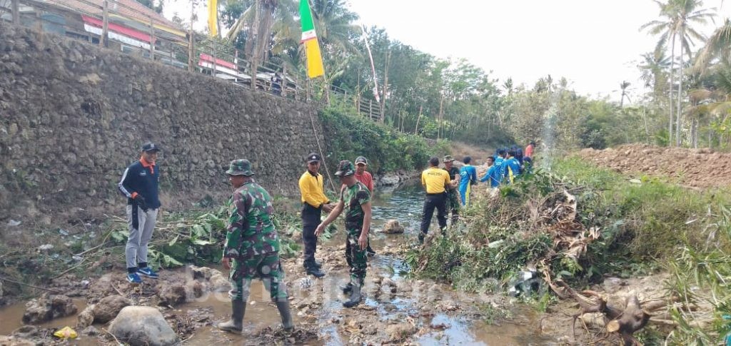 Lestarikan Sumber Air, Polsek Gedangan dan Koramil Bersih-bersih Sungai