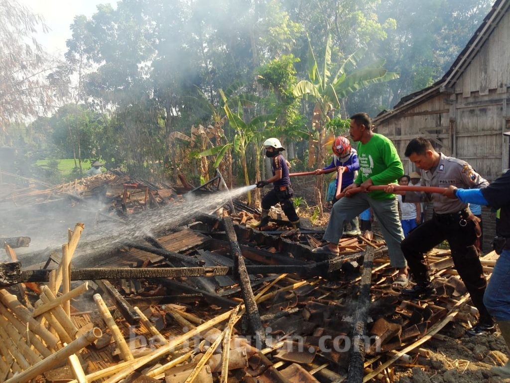 Angin Kencang, Si Jago Merah Hanguskan Tiga Rumah di Ngawi
