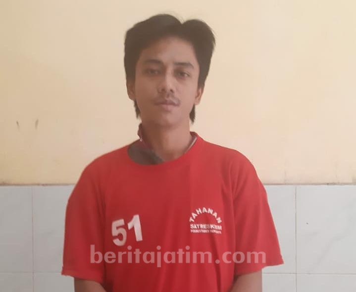 Pelaku Jambret Ini Tampak Tenang saat Difoto dan Diperiksa Polisi