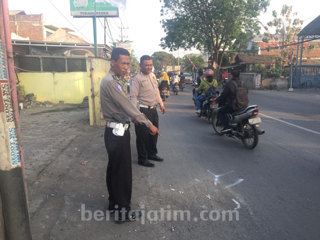 Bonceng Istri Pakai Motor Malah Meninggal Terlindas Truk Molen
