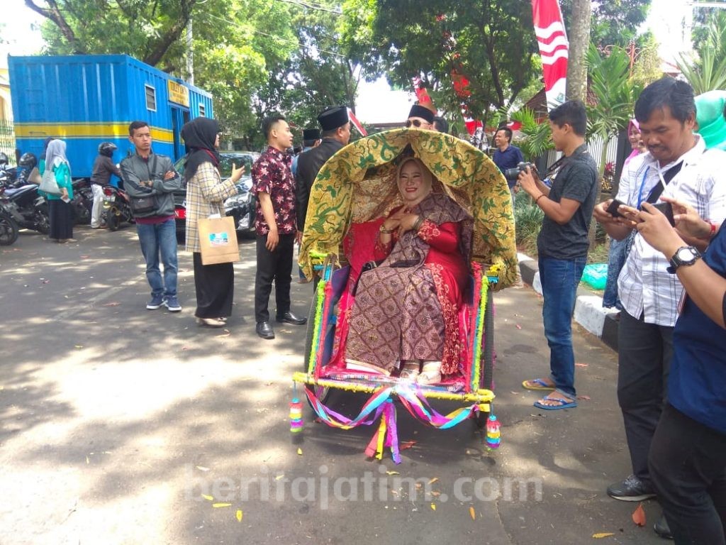 Pilih Naik Becak Saat Dilantik Jadi Anggota Dewan