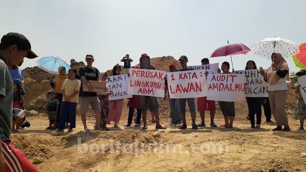 Polusi Debu dan Kuatir Banjir, Warga Perum Alam Bukit Mas Gresik Turun Jalan