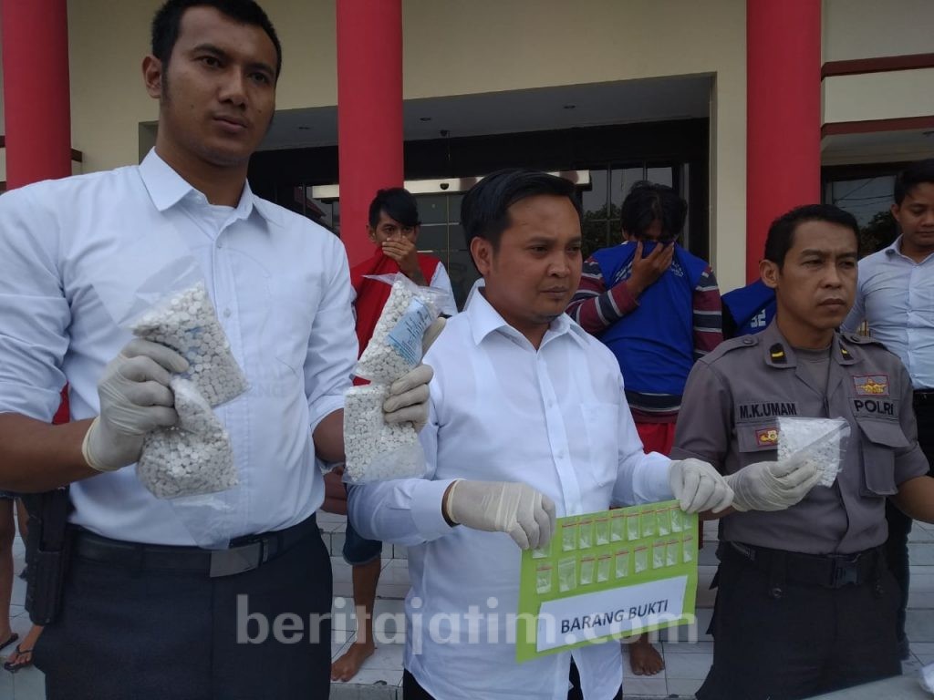 Gledah Rumah Kos, Polisi Amankan 43 ribu Pil LL dan Sabu.