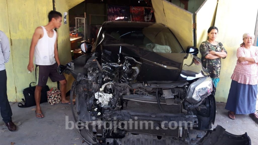 Dua Mobil Tabrakan di Tulangan Sidoarjo, 1 HRV Nyelonong ke Warung