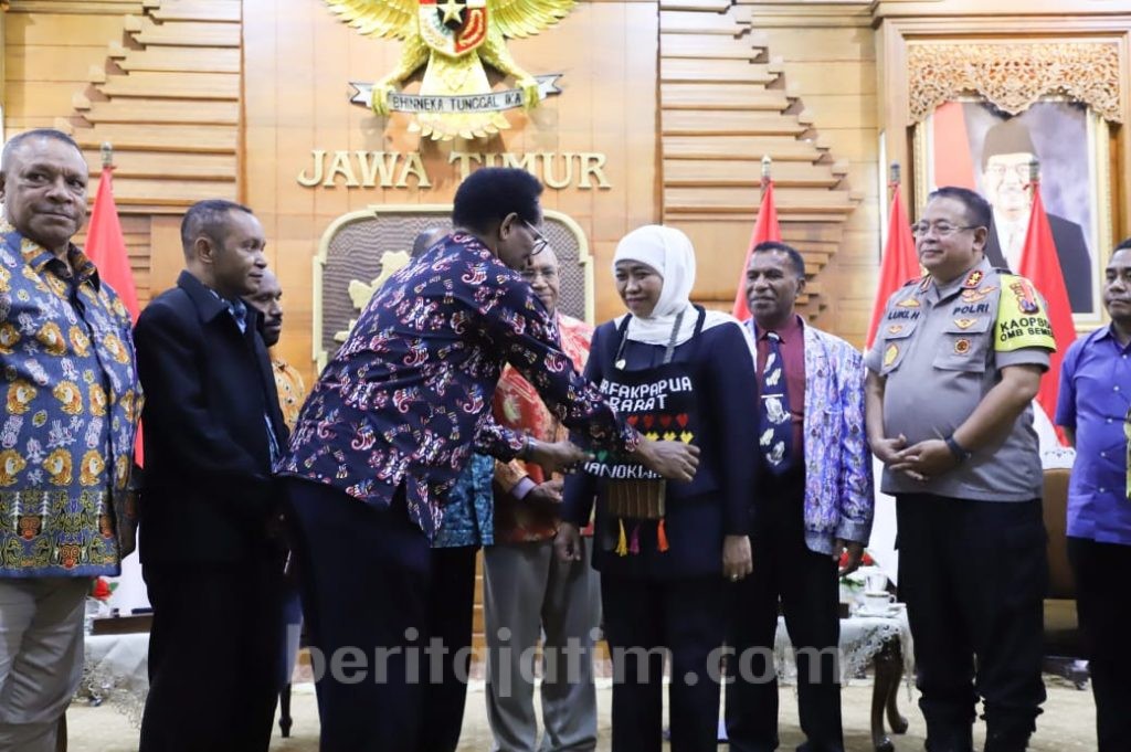 Khofifah, Pendeta Papua, Noken dan Simbol Perdamaian
