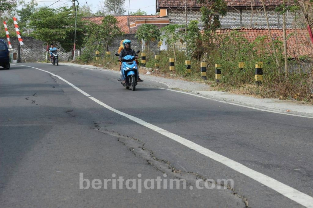 Proyek Peningkatan Ruas Jalan Provinsi di Sampang Seumur Jagung