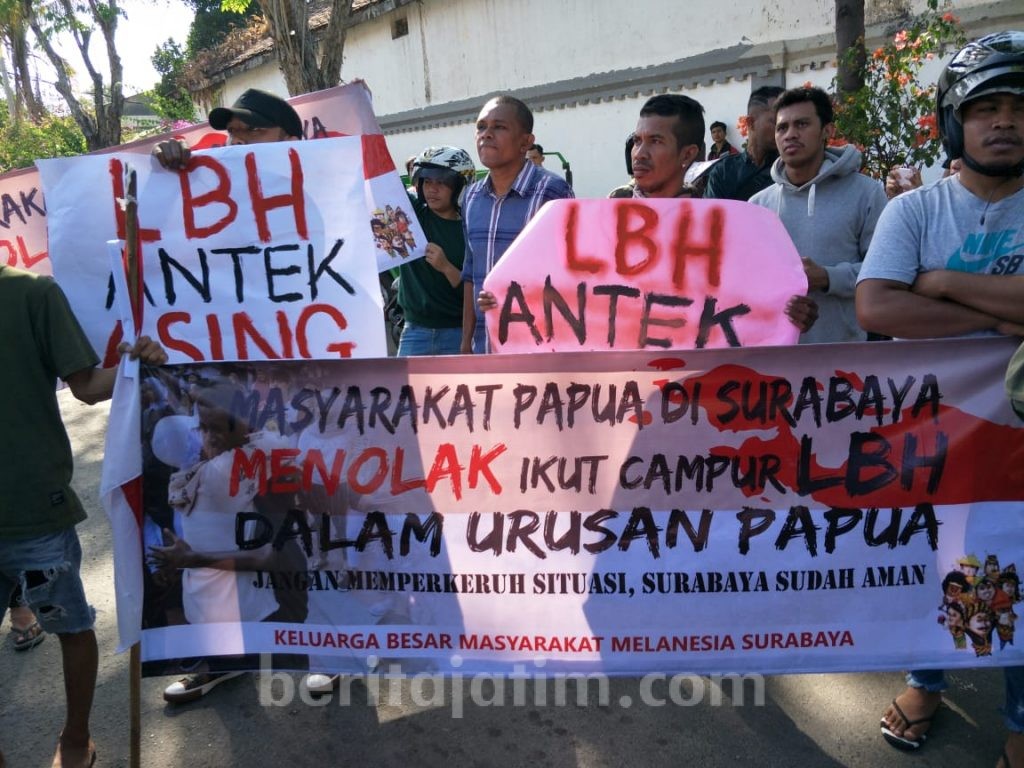 Keluarga Besar Masyarakat Melanesia Geruduk LBH Surabaya, Ada Apa?