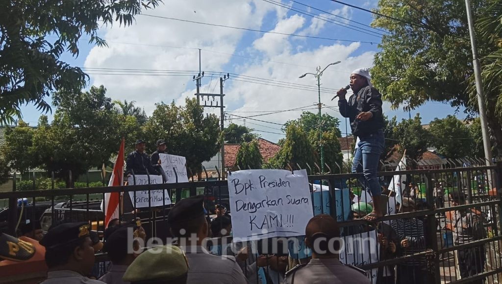 Petani Garam Madura Demo DPRD Sumenep
