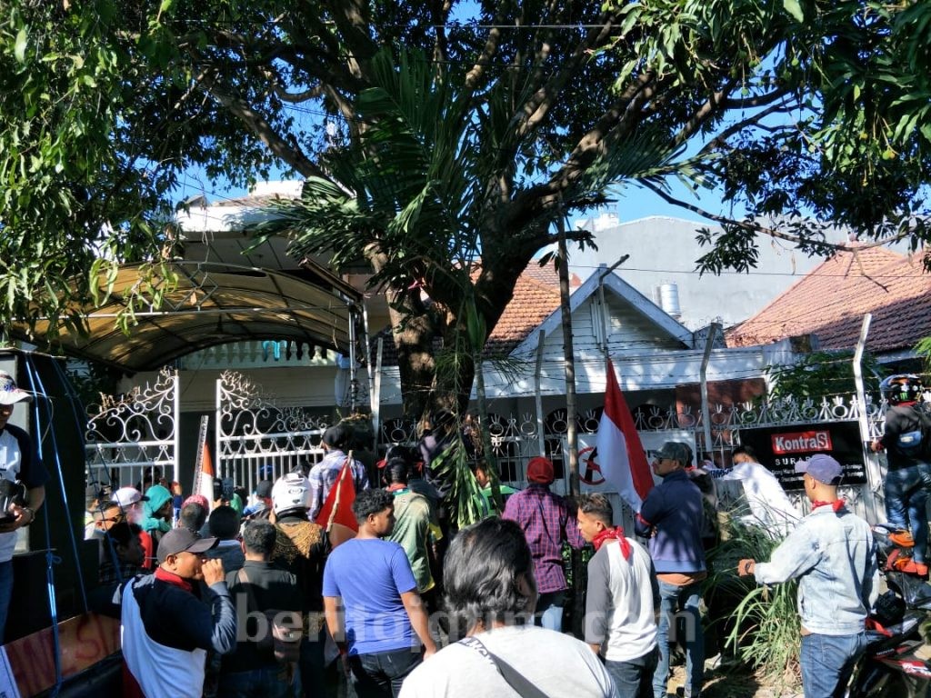 Warga Melanesia Surabaya Demo Kantor Kontras