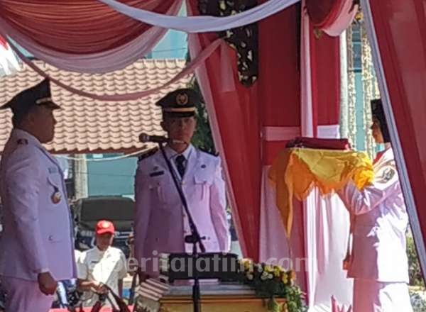 Pengibaran Bendera di Pendopo Sampang Berlangsung Khidmat