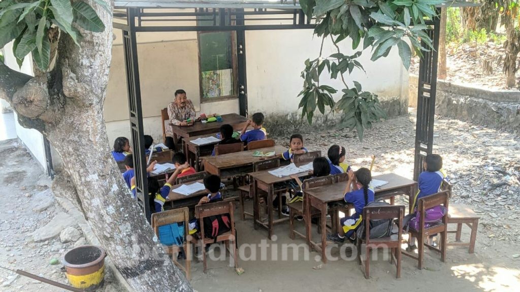 Bangunan Kelas SD di Mojokerto Ambruk, Puluhan Siswa Belajar di Halaman Sekolah