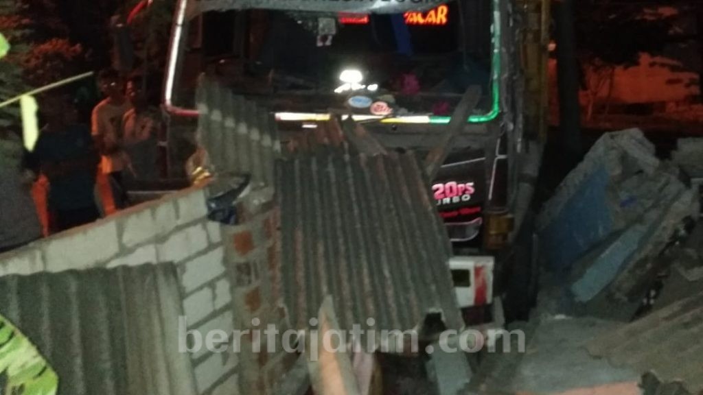Truk Tronton Tabrak Rumah di Jalur Pantura Tuban, Sopir Tewas