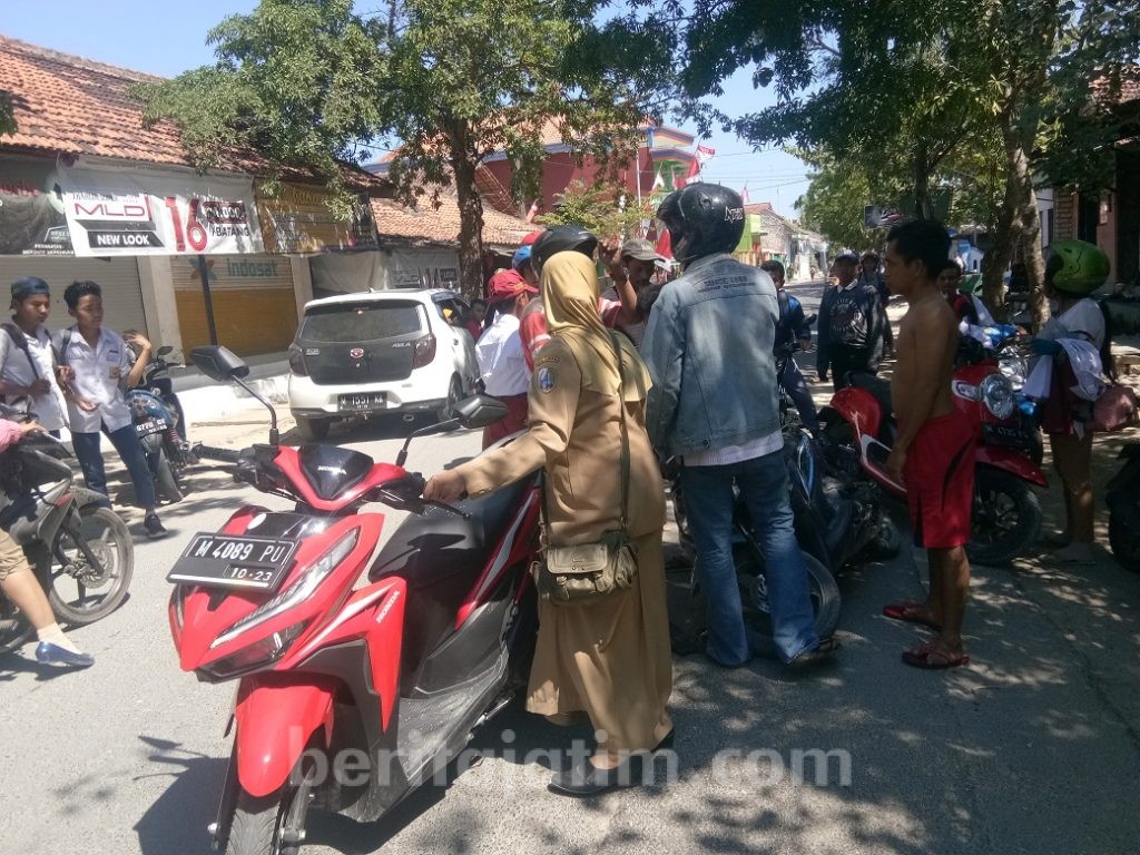 Cekcok Mulut Usai Kecelakaan Jadi Tontonan Warga