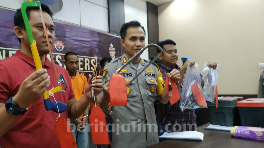 Kelabui Warga, 3 Pencuri Baterai Tower di Mojokerto Pakai Baju Teknisi