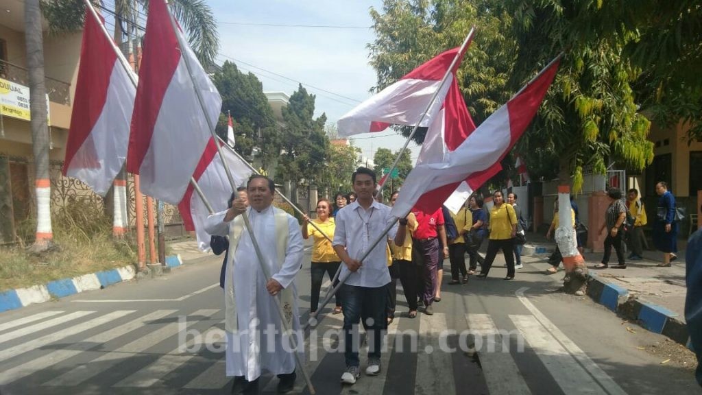 Masyarakat Lintas Agama di Mojokerto Bentangkan 100 meter Bendera Merah Putih