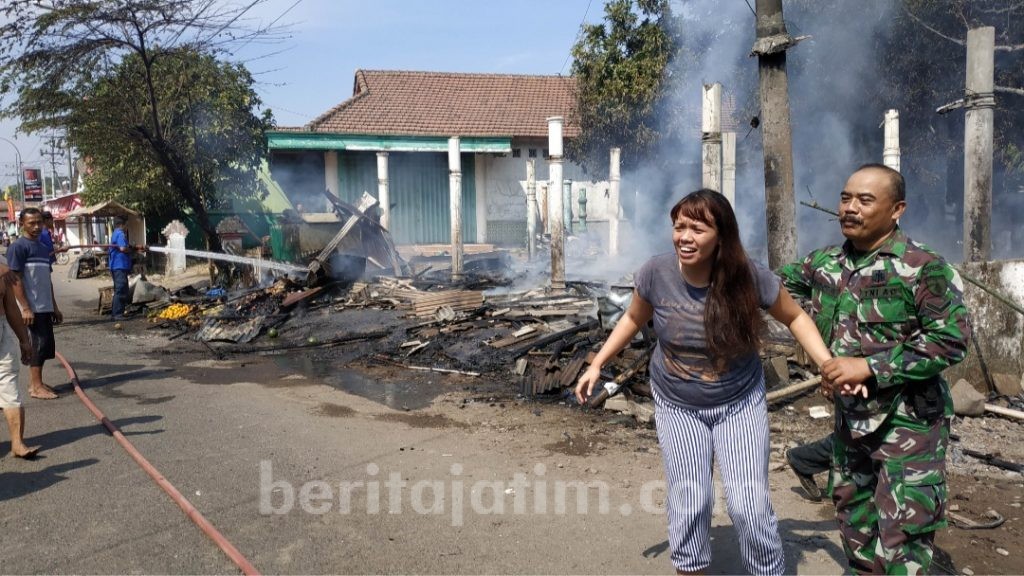 4 Warung di Komplek Makam Troloyo Terbakar, Pemiliknya Menangis Histeris