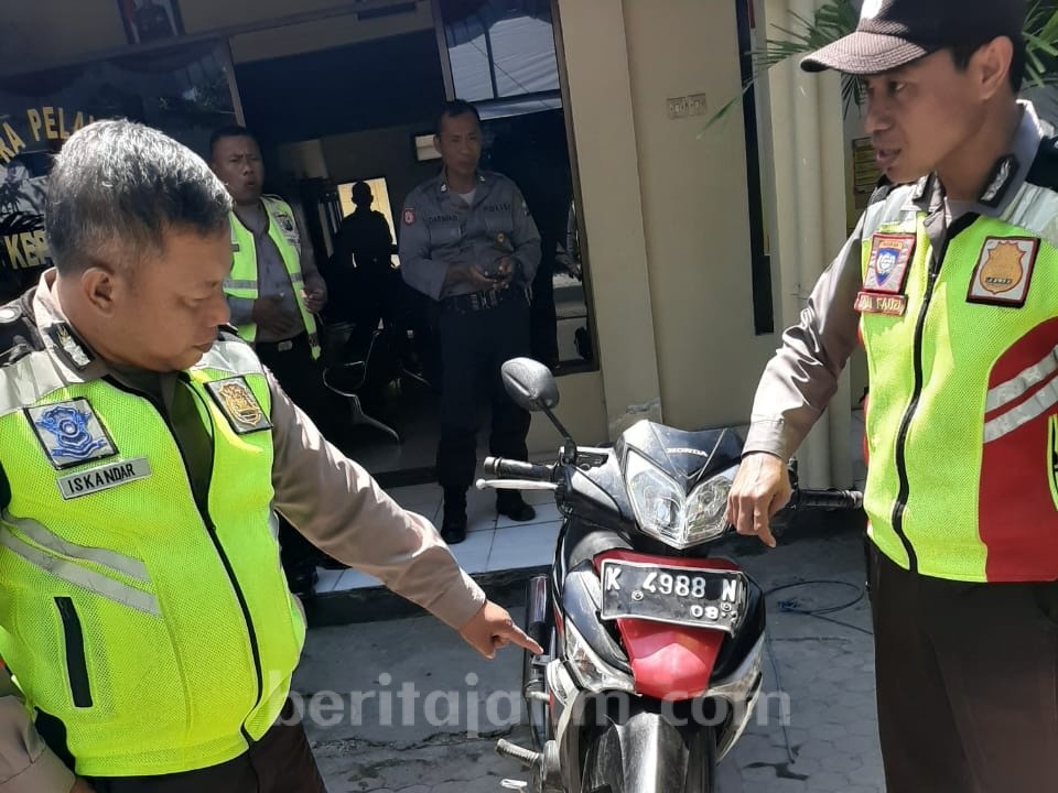 Tertabrak Motor saat Nyeberang, Petani di Tuban Meregang Nyawa