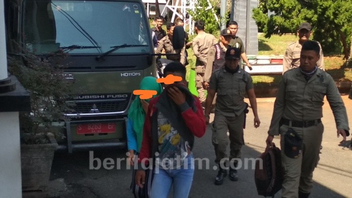 Bolos Sekolah, Satpol PP Pergoki Pelajar Diduga Mesum di Pantai Tuban
