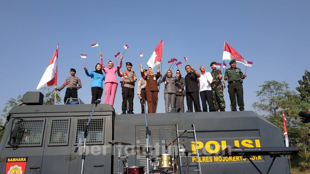 Bendera Merah Putih Sepanjang 740 Meter Dibentangkan di Mojokerto