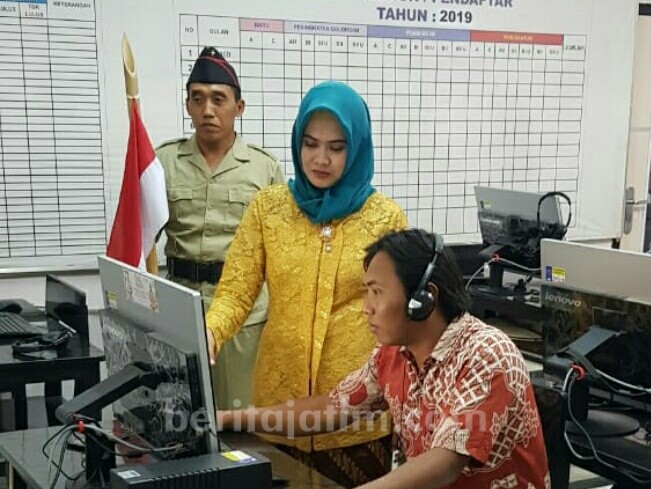 Anggota Satlantas Polres Sampang Layani Warga dengan Berpakaian Ala Pejuang