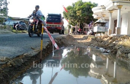 Pipa PDAM Retak akibat Proyek PU Bina Marga Jatim di Sampang