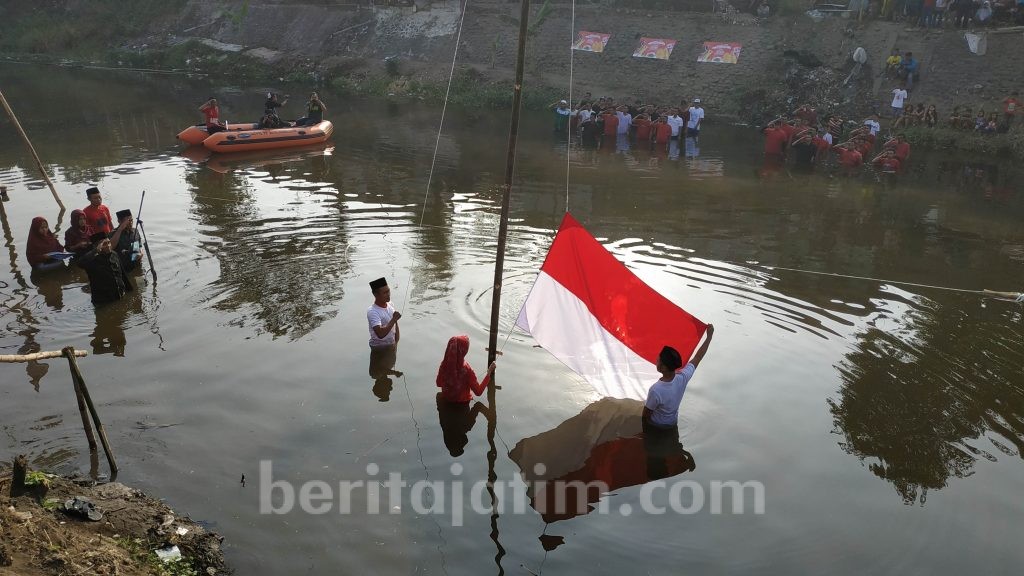 Peringati Kemerdekaan, Warga Prajuritkulon Upacara di Sungai