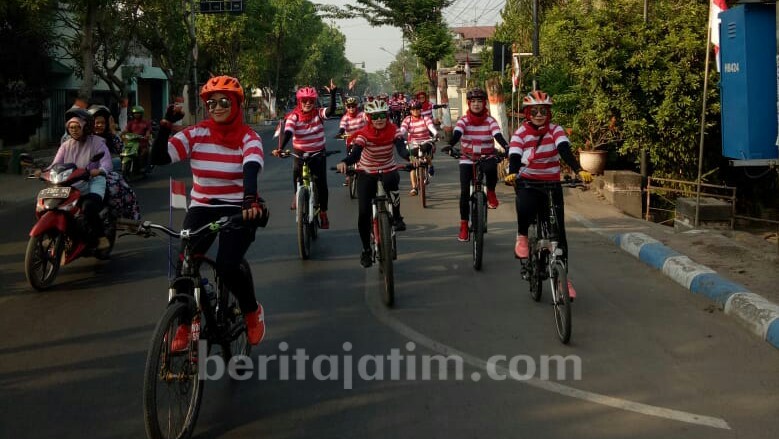 Mama Cantik di Mojokerto Gowes Pakai Kostum Sakera Merah Putih