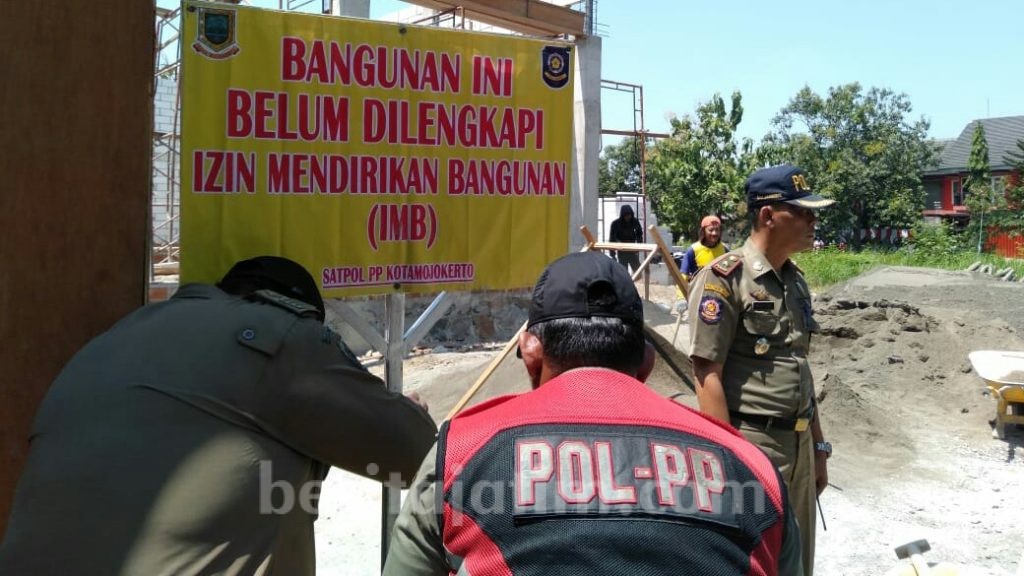 Satpol PP Kota Mojokerto Pasang Papan Peringatan di Obyek Tak Miliki IMB