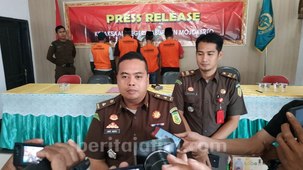 Kasus Pembunuhan dan Pembakaran Juragan Rosokan Dilimpahkan ke Kejari Kabupaten Mojokerto