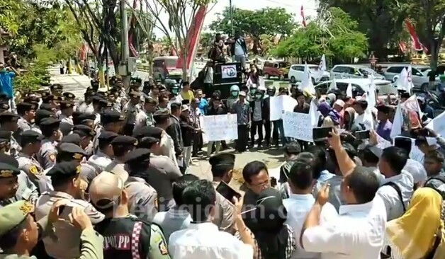 Massa Demo Pemkab Pamekasan Soal Tembakau