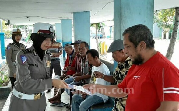 Polwan Pamekasan Sosialisasikan Tertib Lalin Bagi Sopir MPU