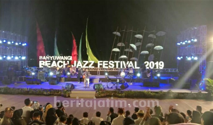 Momen Duet Bupati Anas dan Glen Fredly di Banyuwangi Beach Jazz Festival 2019