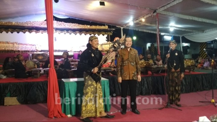 Peringati HUT RI, Semen Indonesia Gelar Wayang Kulit di Tuban