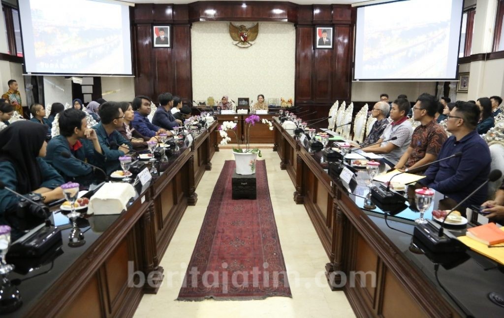 Puluhan Mahasiswa Datangi Wali Kota Risma, Ada Apa?