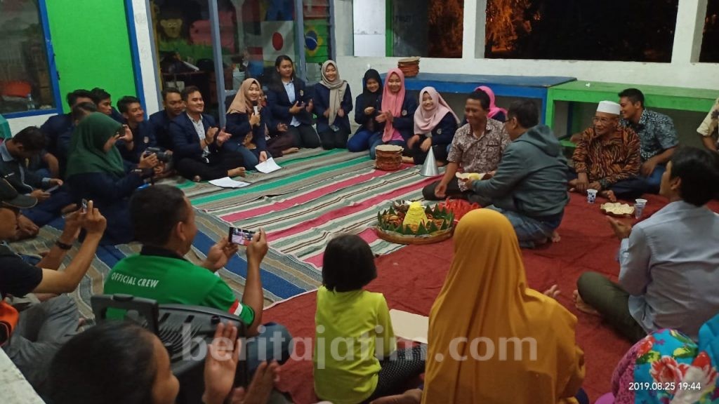 Penutupan KKN UWP Surabaya Kelompok IV, Mahasiswa Ajak Warga Desa Bendungan Sumurwelut ‘Tumpengan’