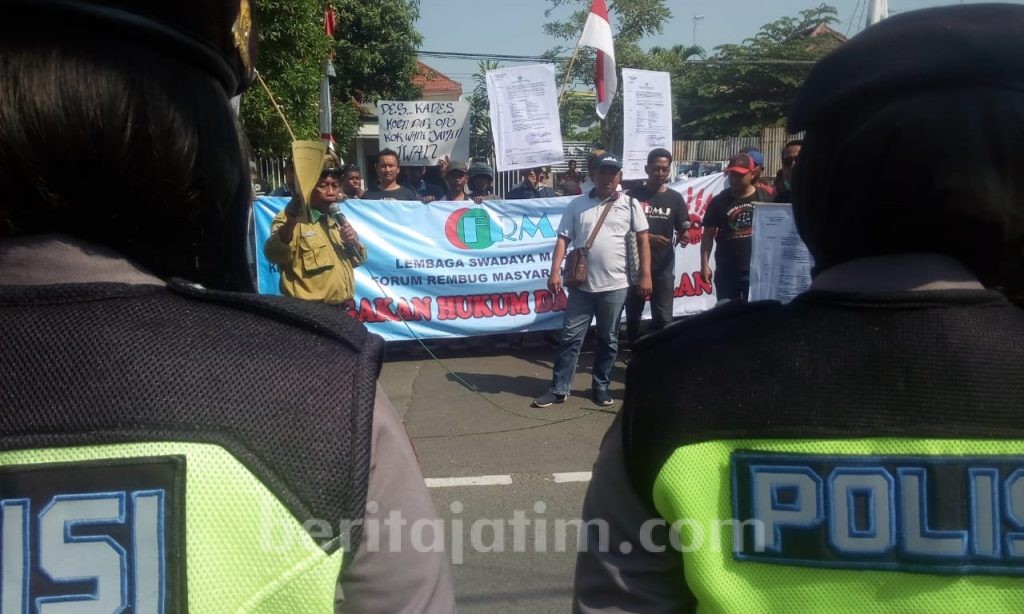 Massa Demo Polres Jombang, Desak Tindak Tegas Oknum Polisi Nakal