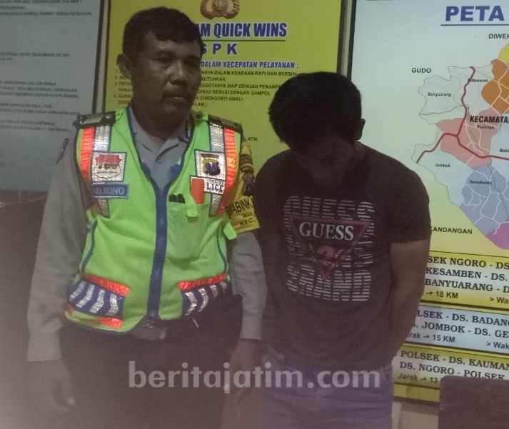 Terekam CCTV, Pria Ini Curi 16 Karung Pakan Ternak