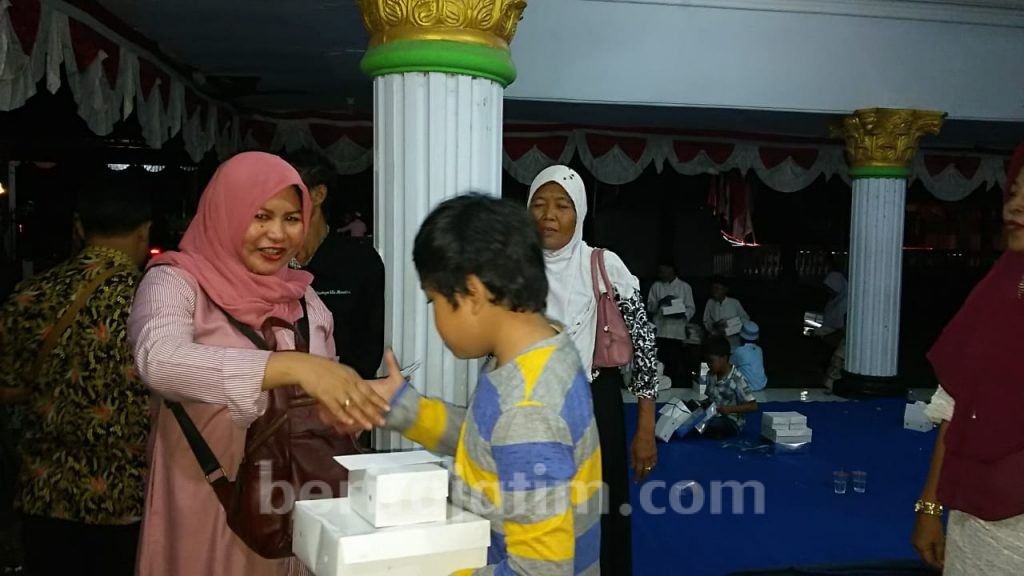 Senyum Anak Yatim Mengembang di Kantor Kecamatan Jombang