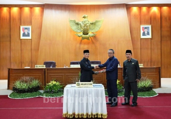 Bupati Kediri Hadiri Paripurna Persetujuan Raperda Pengelolaan Barang Milik Daerah
