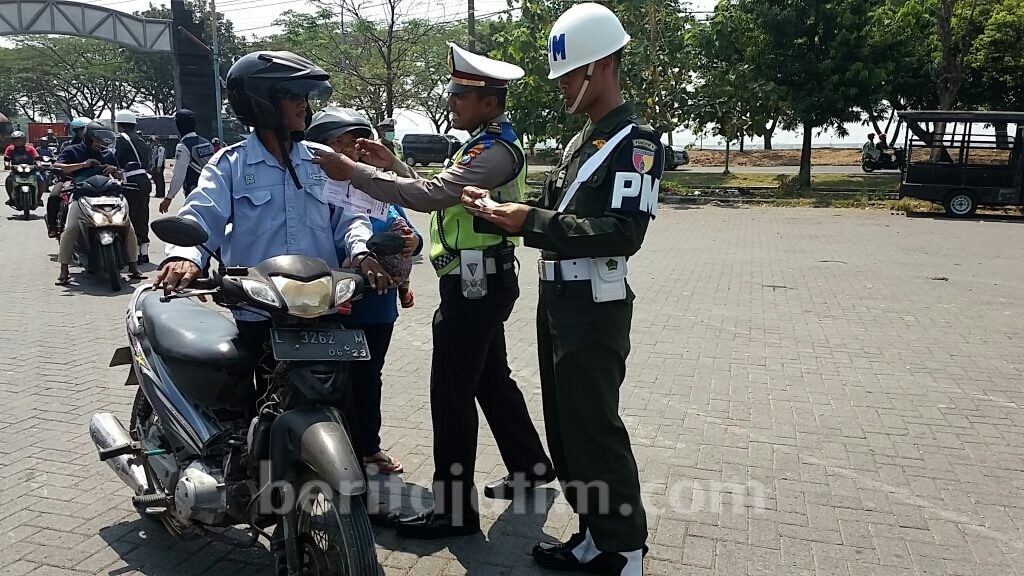 Polisi Beri Voucher Makan-Minum Bagi Pengendara Bersurat Lengkap