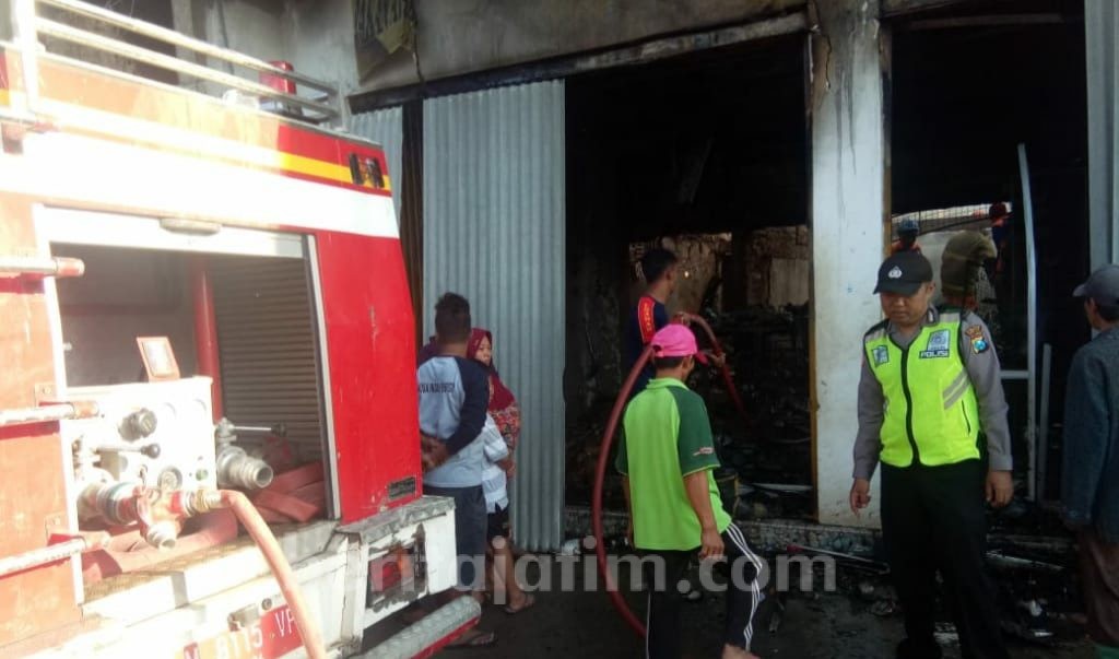 Toko Budi Santoso di Kecamatan Lenteng Sumenep Terbakar