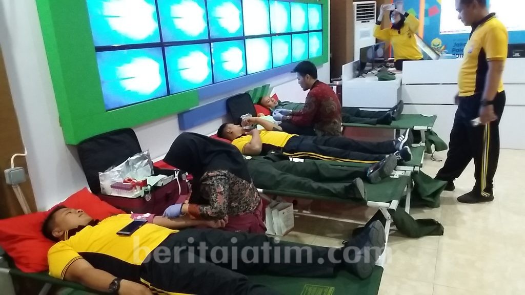 HUT Ke-64 Polantas, Satlantas dan PMI Gresik Gelar Donor Darah